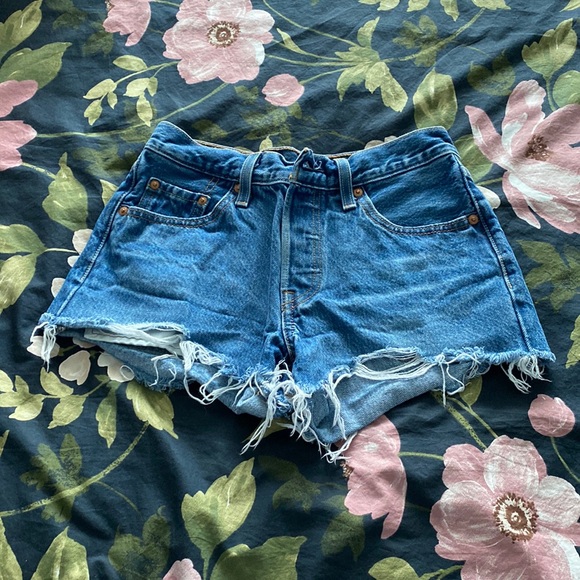 Levi’s 501 Shorts - Picture 1 of 4